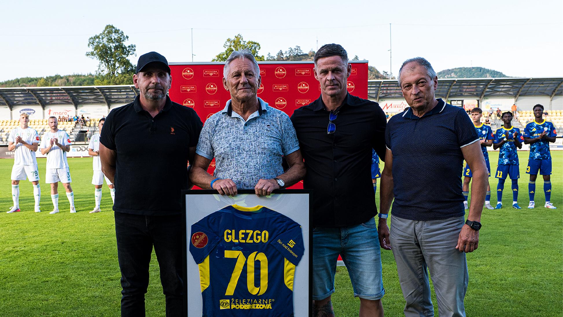 Pred úvodným výkopom včerajšieho víťazného zápasu proti FC Tatran Prešov prebehol na trávniku slávnostný ceremoniál