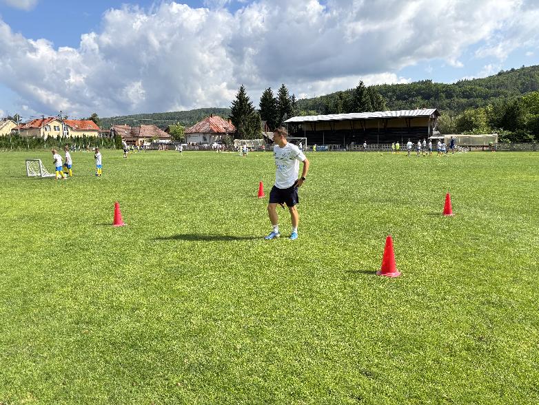 Hrdinstvo na trávniku: Keď kolegovia zachraňujú to najcennejšie